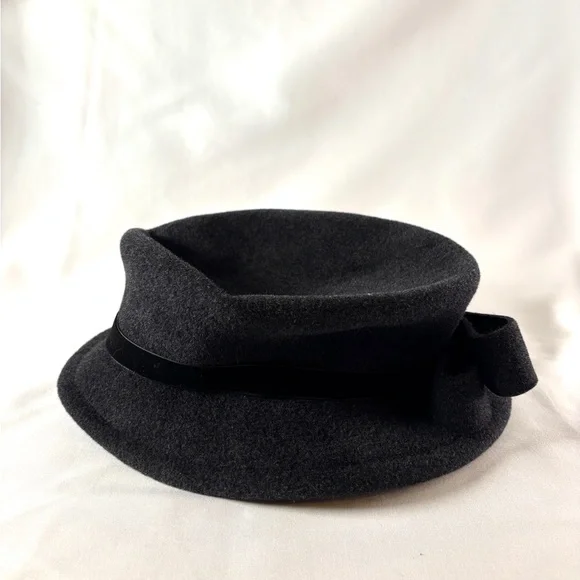 Vintage Oscar de la Renta Black Felt HatVelvet Bow  display picture 3